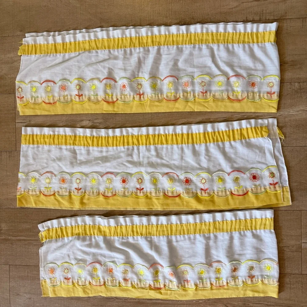 VTG set Of 4 White yellow Floral Embroidered Window 3 Valences 1 Curtain Panel